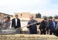 رئیس‌جمهور با لباس کارگری نخستین خشت یک مدرسه را گذاشت