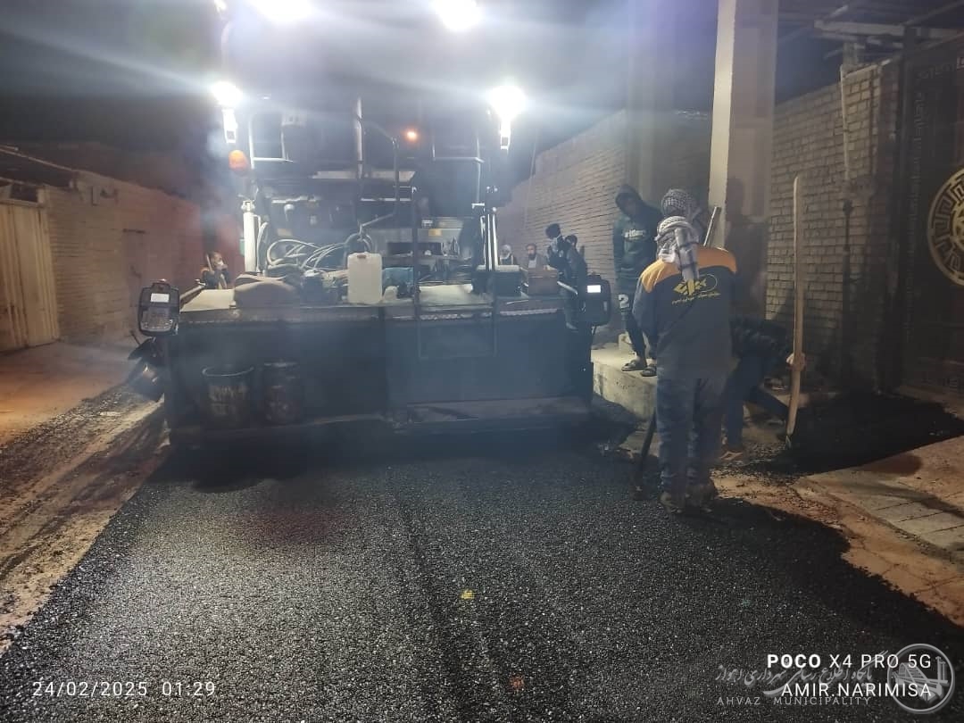 اجرای عملیات قیرپاشی و آسفالت خیابان ۱۵ کوی ملاشیه سطح منطقه پنج اهواز