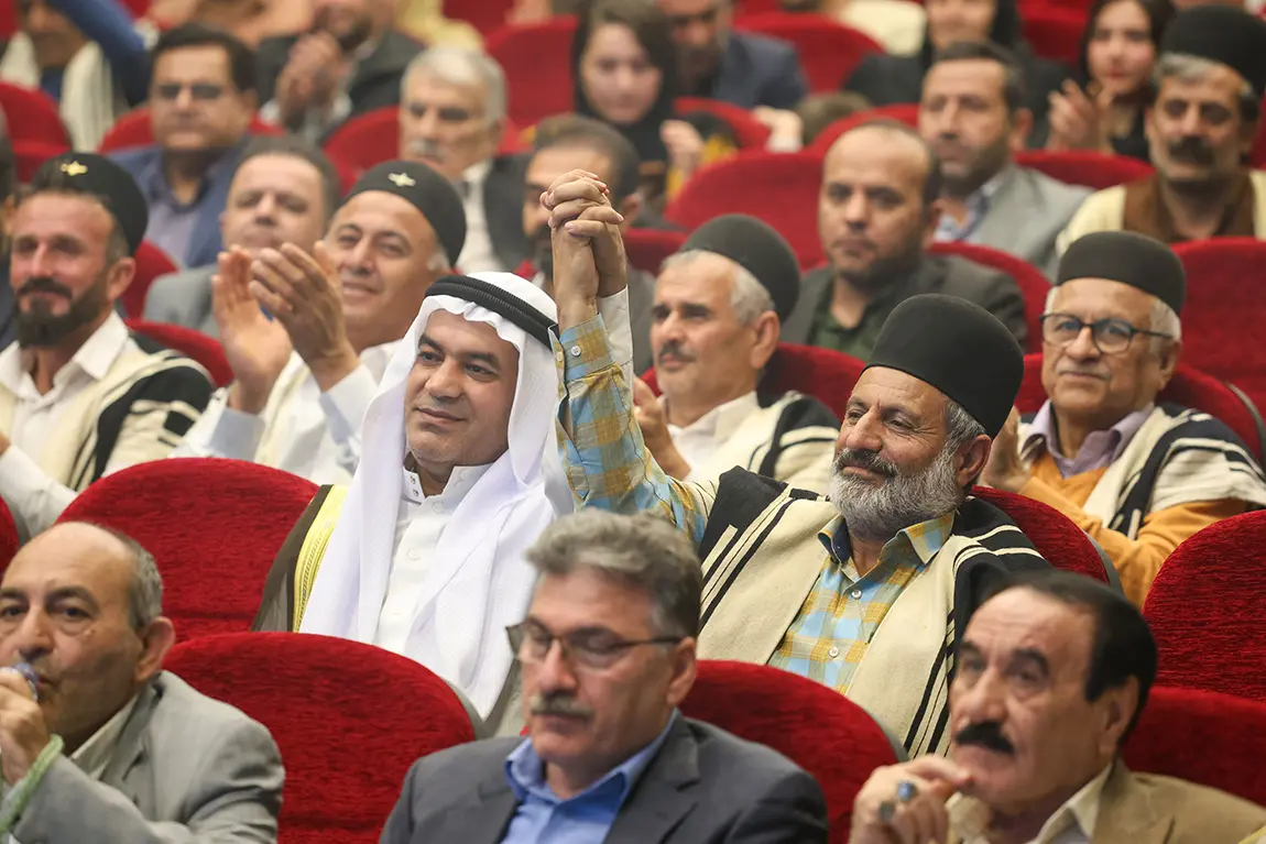 گزارش تصویری؛ جشنواره اتحاد و انسجام اقوام با حضور هنرمندان، ورزشکاران، فرهیختگان و اقشار مختلف اقوام خوزستان به میزبانی ایل بختیاری در اهواز برگزار شد
