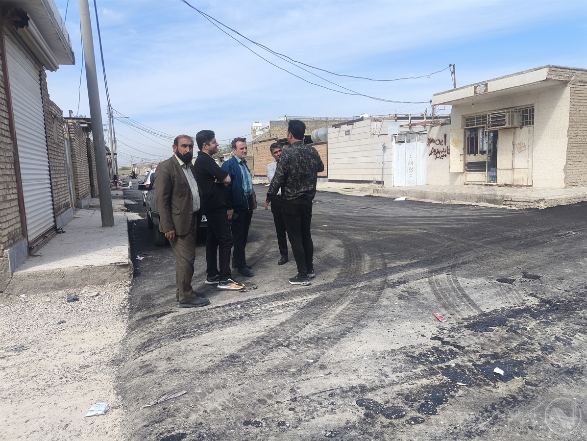  بازدید مدیر منطقه پنج اهواز از روند عملیات اجرایی آسفالت معابر کوی ملاشیه
