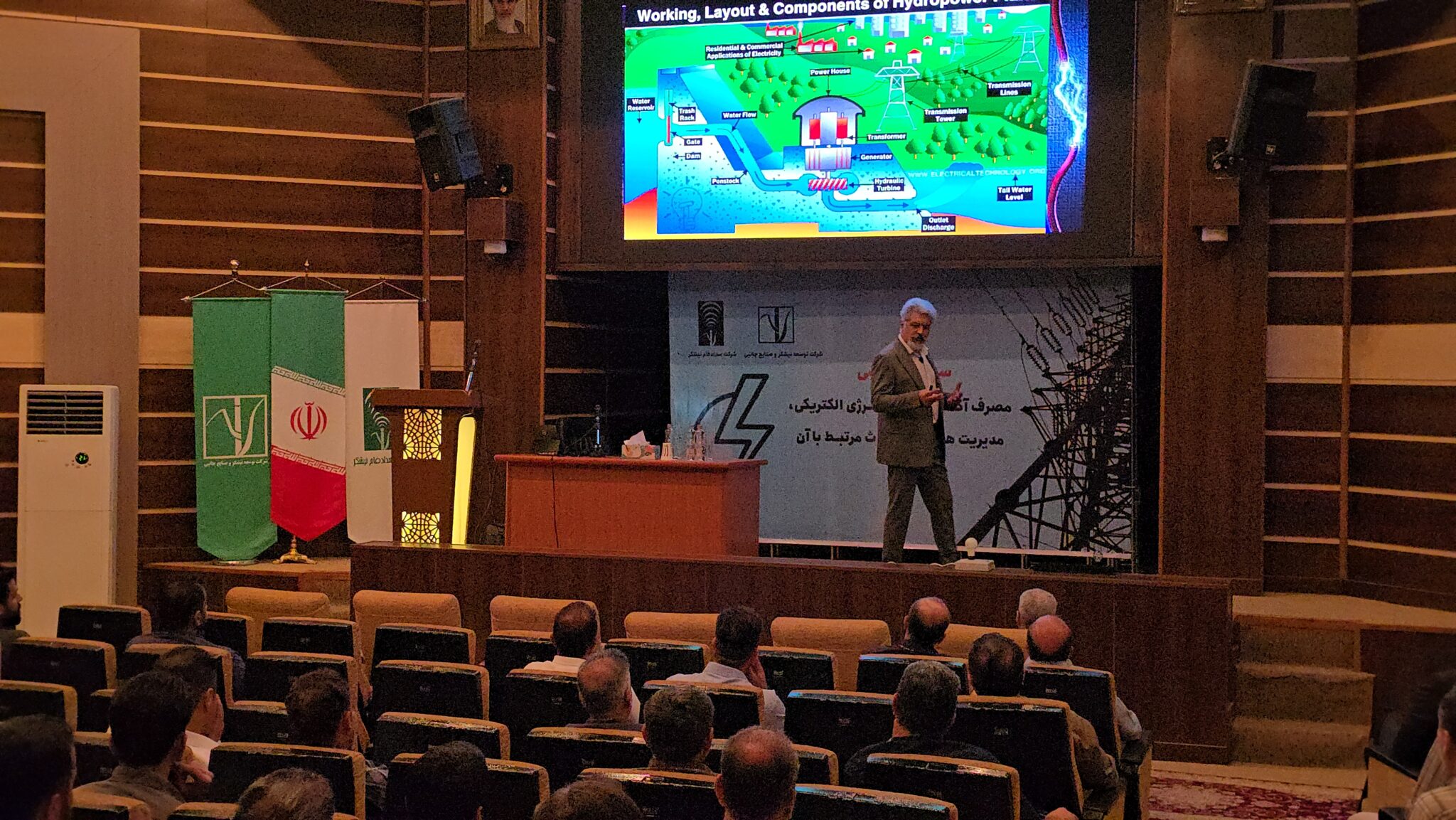 آموزش مصرف بهینه برق در شرکت توسعه نیشکر صرفه‌جویی ۳۰ درصدی با جایگزینی لامپ‌های کم‌مصرف در واحدهای نیشکری