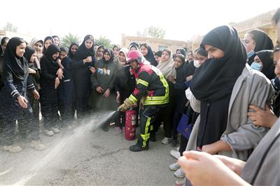 ارائه آموزش های ایمنی به دانش آموزان همجوار تاسیسات نفت و گاز مارون